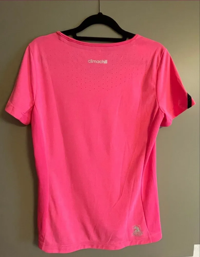 Camiseta esportiva com tecnologia de controle de calor