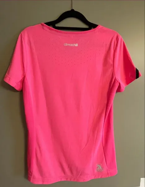 Camiseta esportiva com tecnologia de controle de calor