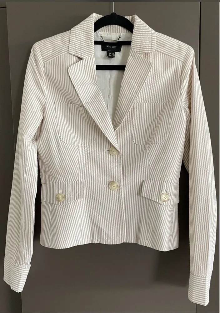 Lindo blazer acinturado estiloso Mango forrado