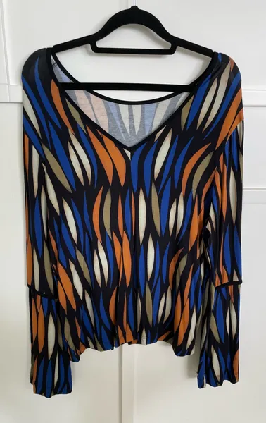 Linda blusa super colorida com manga longa sino