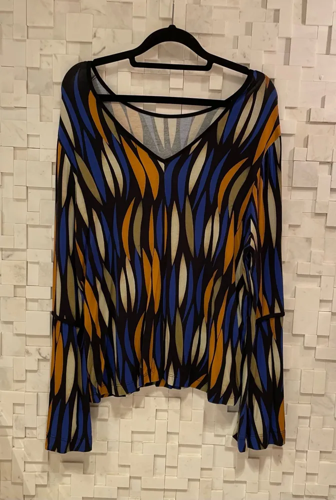 Linda blusa super colorida com manga longa sino