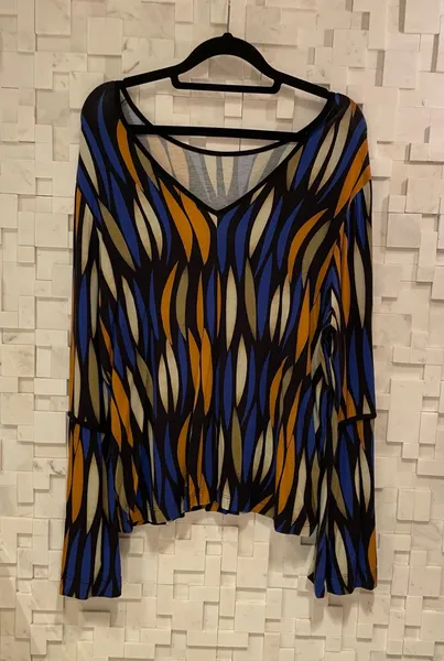 Linda blusa super colorida com manga longa sino