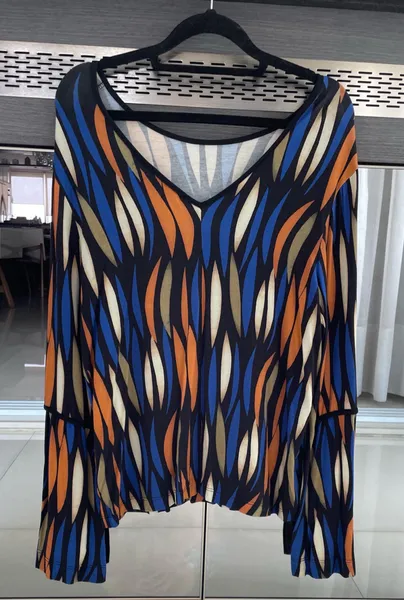 Linda blusa super colorida com manga longa sino