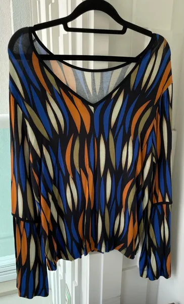 Linda blusa super colorida com manga longa sino