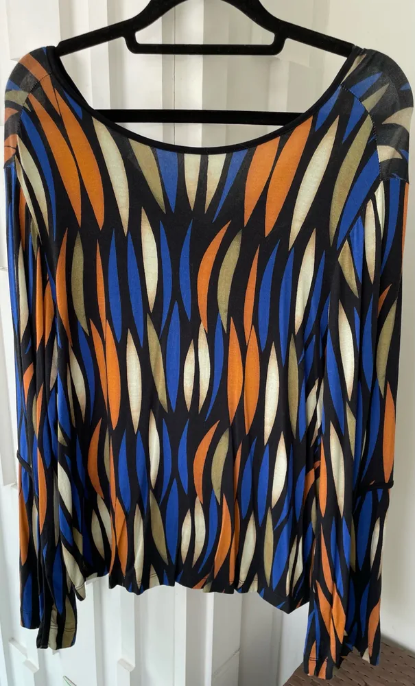Linda blusa super colorida com manga longa sino