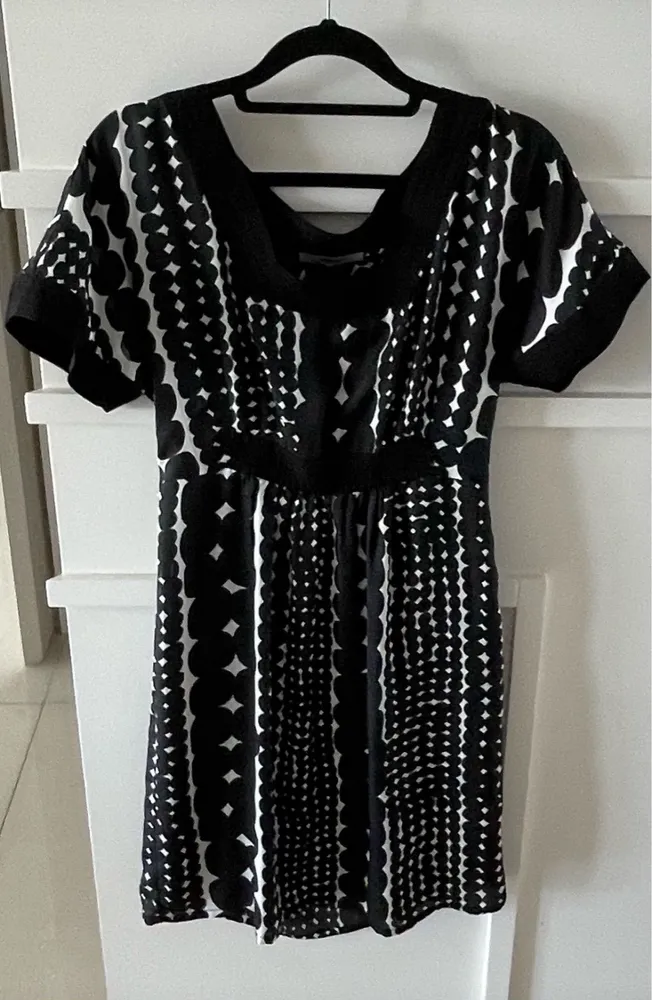 Lindíssimo vestido preto e branco super elegante