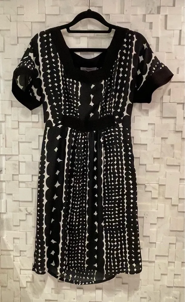 Lindíssimo vestido preto e branco super elegante