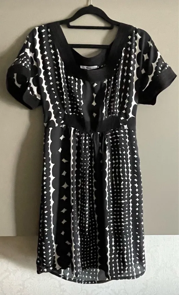 Lindíssimo vestido preto e branco super elegante