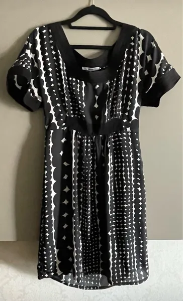 Lindíssimo vestido preto e branco super elegante