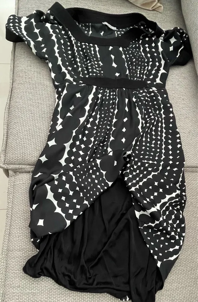 Lindíssimo vestido preto e branco super elegante