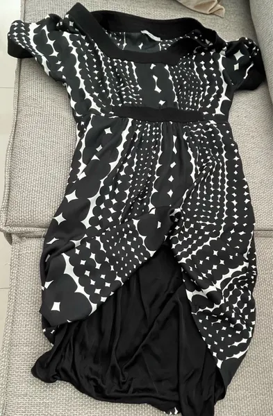Lindíssimo vestido preto e branco super elegante
