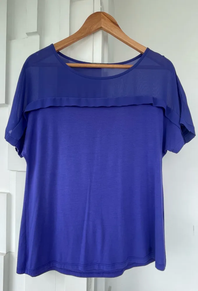 Blusa estilosa Canal roxa que veste super bem