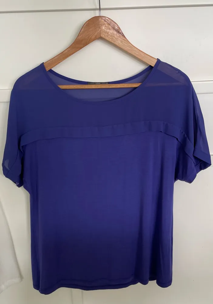 Blusa estilosa Canal roxa que veste super bem