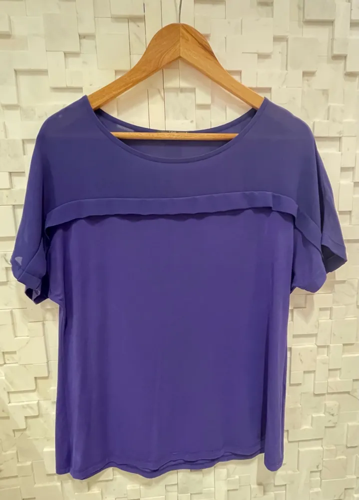 Blusa estilosa Canal roxa que veste super bem