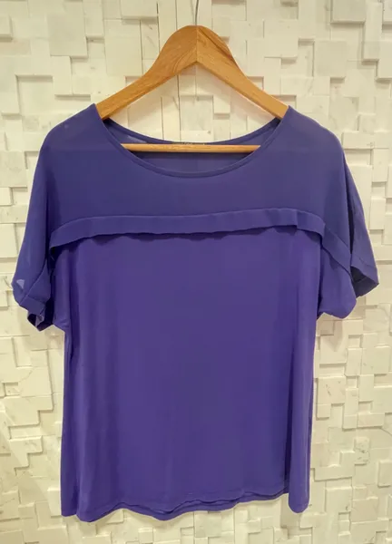 Blusa estilosa Canal roxa que veste super bem