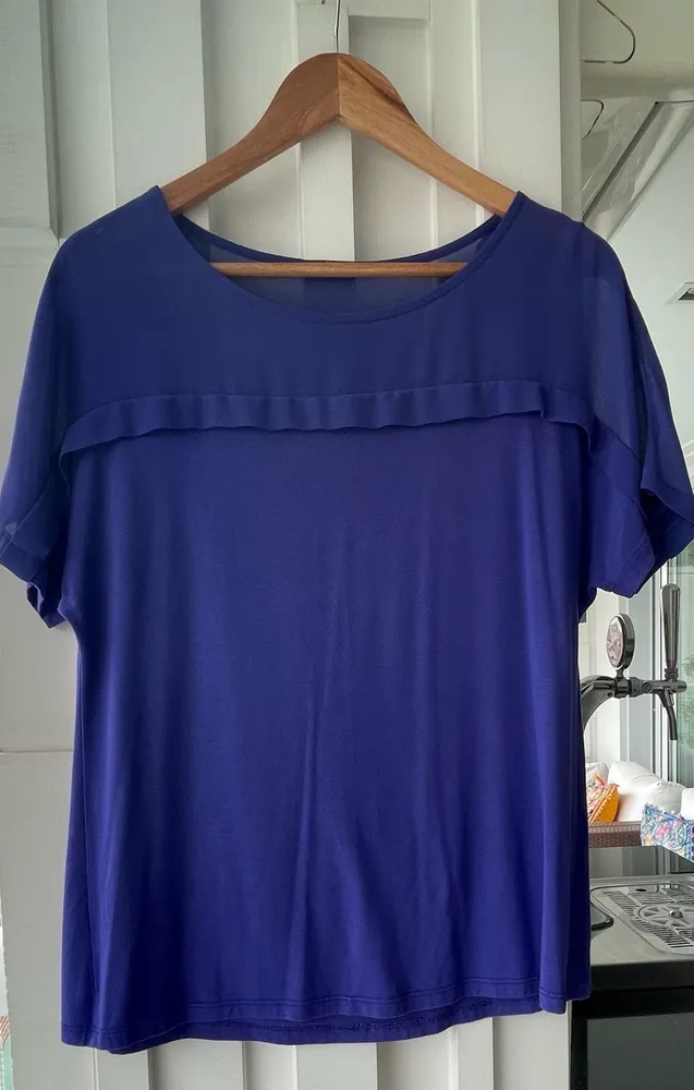 Blusa estilosa Canal roxa que veste super bem