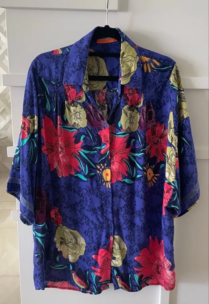 Camisa estilosa unissex manga curta estampada e imperdível