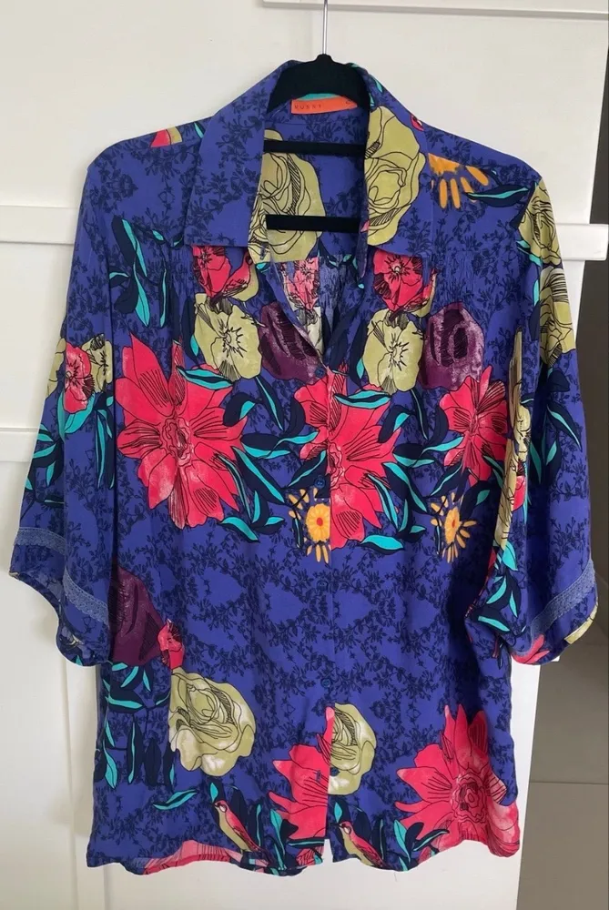 Camisa estilosa unissex manga curta estampada e imperdível