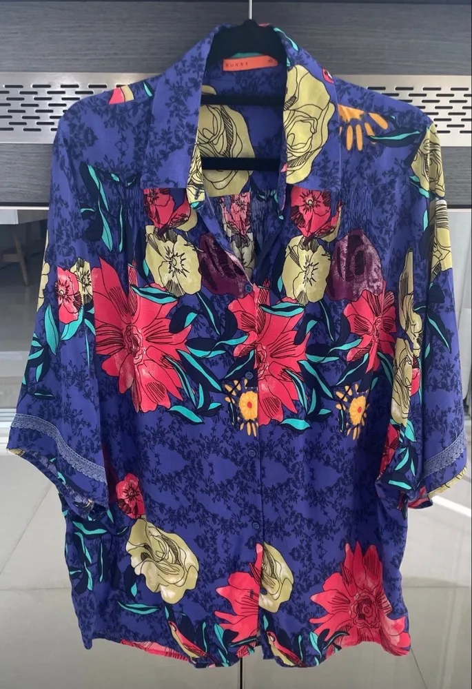 Camisa estilosa unissex manga curta estampada e imperdível