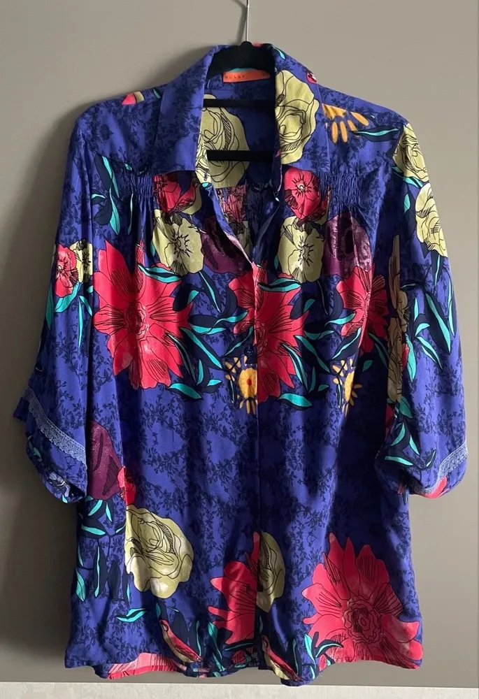 Camisa estilosa unissex manga curta estampada e imperdível