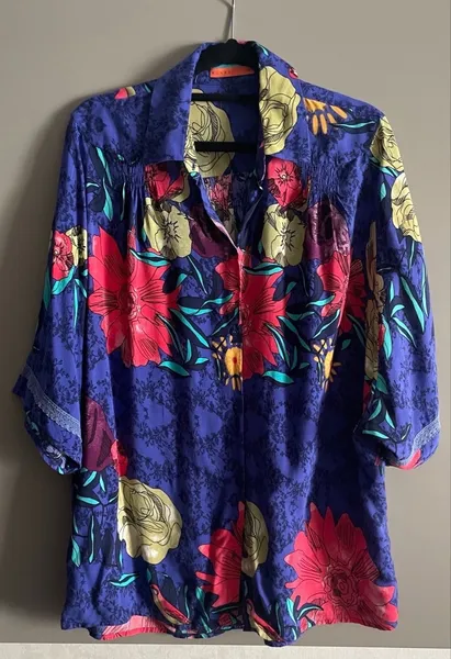 Camisa estilosa unissex manga curta estampada e imperdível