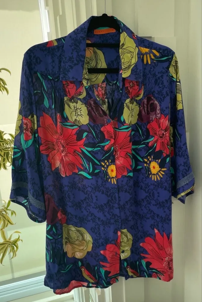 Camisa estilosa unissex manga curta estampada e imperdível