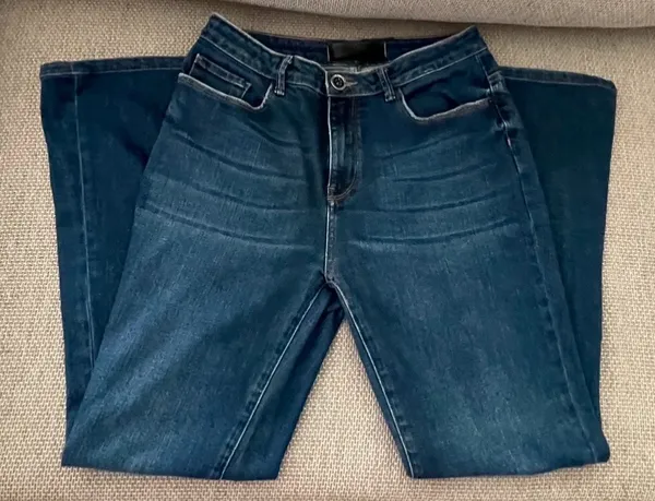 Linda calça jeans flare sem avarias e imperdível