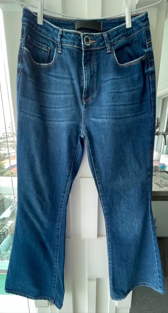 Linda calça jeans flare sem avarias e imperdível