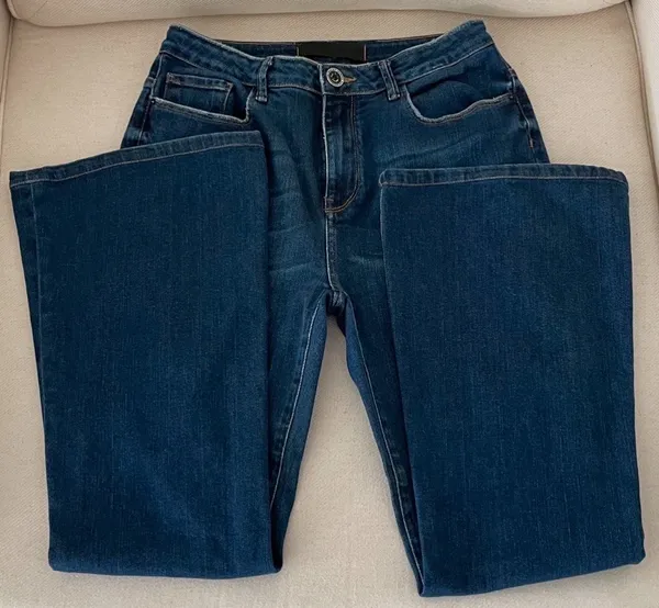 Linda calça jeans flare sem avarias e imperdível