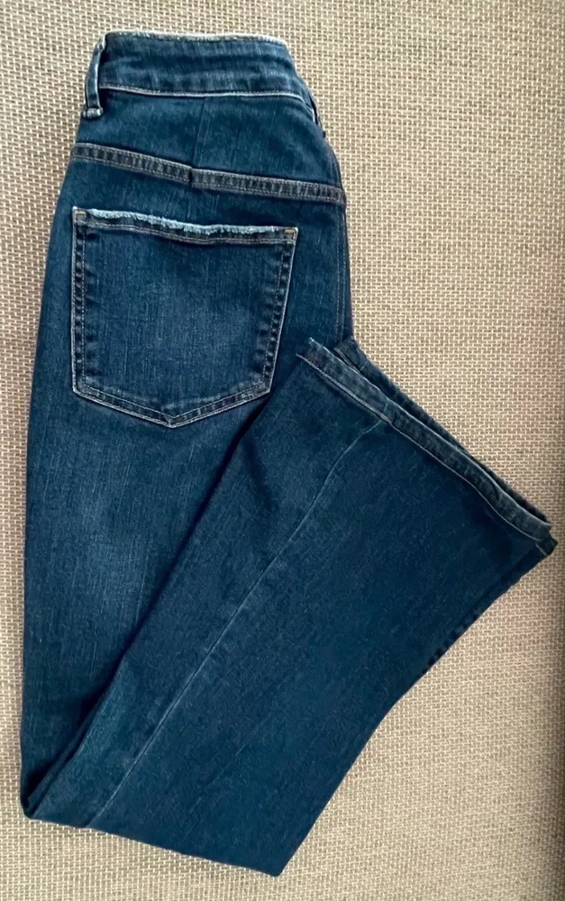 Linda calça jeans flare sem avarias e imperdível