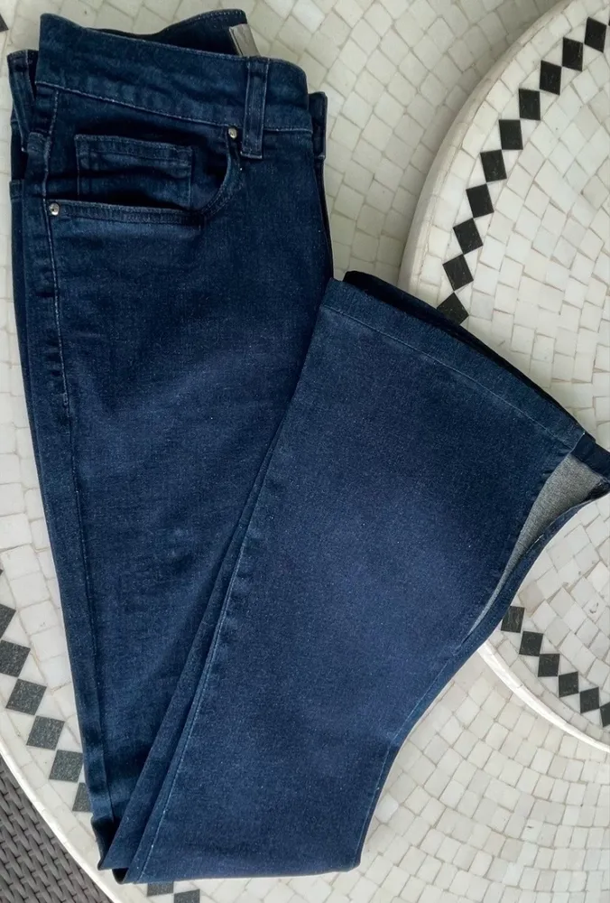 Linda calça jeans flare sem avarias e imperdível