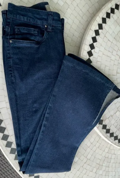 Linda calça jeans flare sem avarias e imperdível