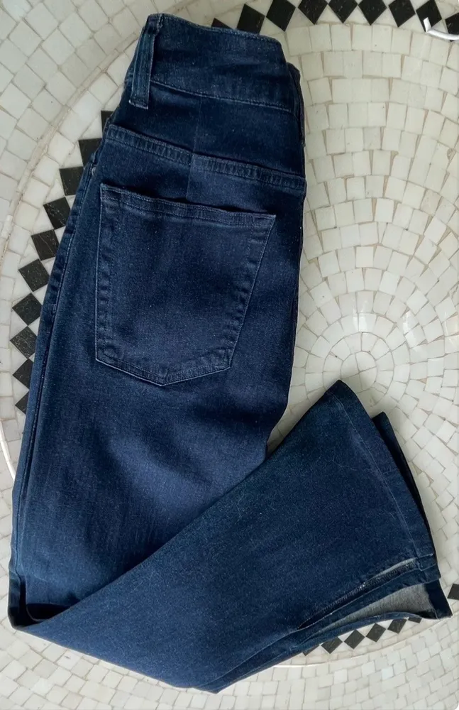 Linda calça jeans flare sem avarias e imperdível