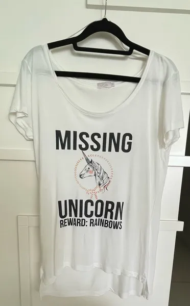 Estilosa camiseta branca LAB manga curta, top unicornio foil