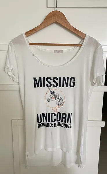 Estilosa camiseta branca LAB manga curta, top unicornio foil