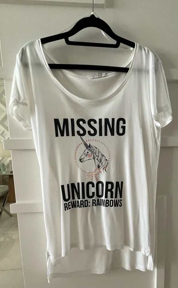 Estilosa camiseta branca LAB manga curta, top unicornio foil