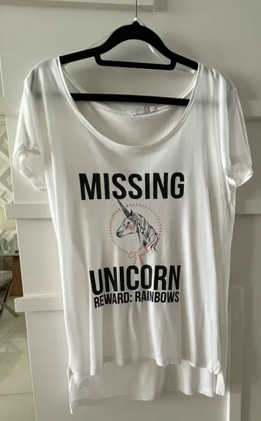 Estilosa camiseta branca LAB manga curta, top unicornio foil