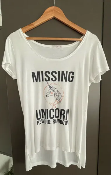 Estilosa camiseta branca LAB manga curta, top unicornio foil