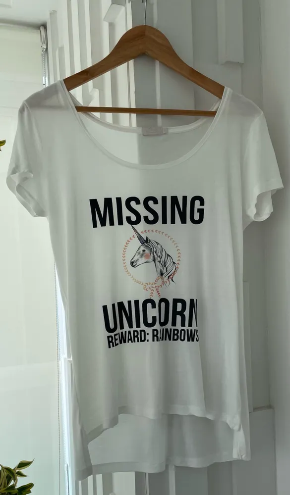 Estilosa camiseta branca LAB manga curta, top unicornio foil