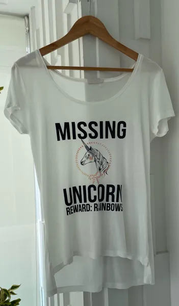 Estilosa camiseta branca LAB manga curta, top unicornio foil