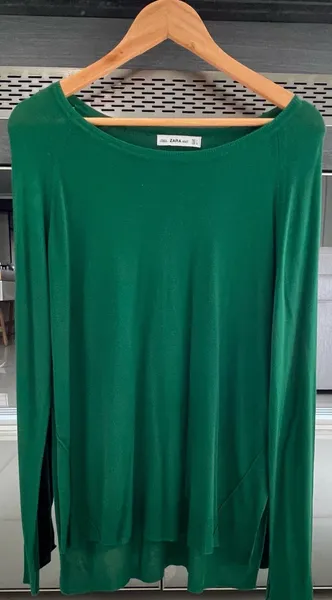Linda blusa feminina bonita e elegante sem avarias