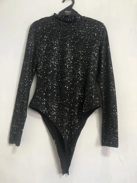 body preto com detalhes em prata.manga longa