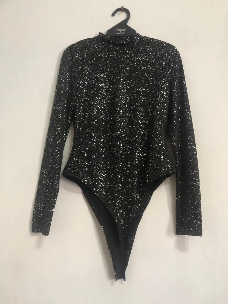 body preto com detalhes em prata.manga longa