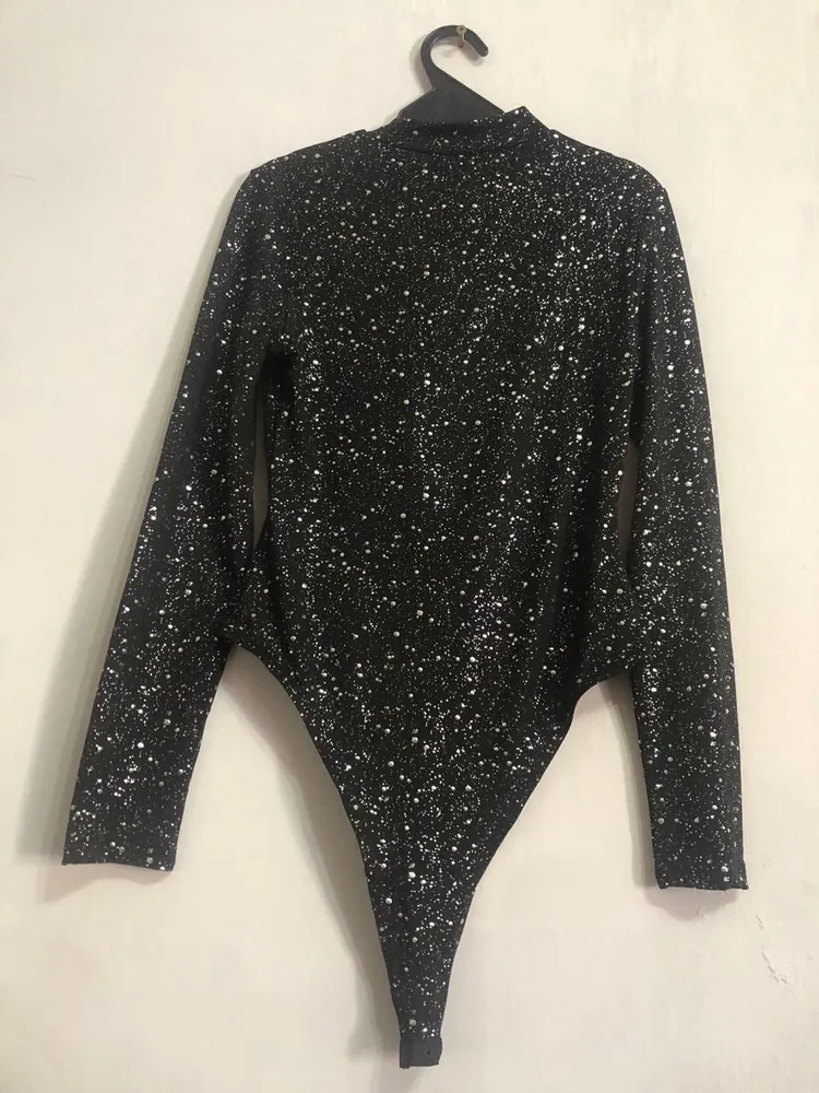 body preto com detalhes em prata.manga longa
