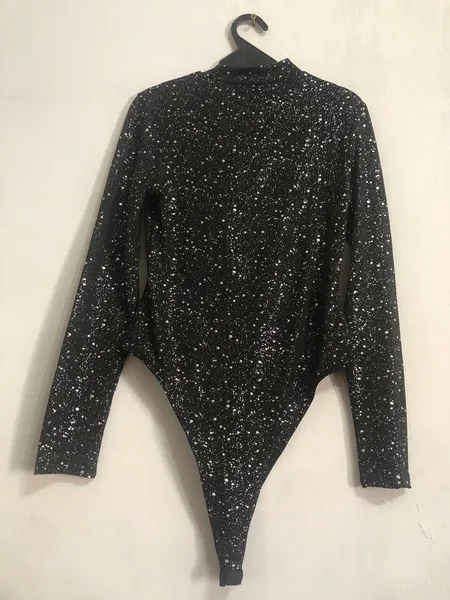 body preto com detalhes em prata.manga longa