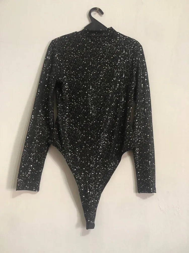 body preto com detalhes em prata.manga longa