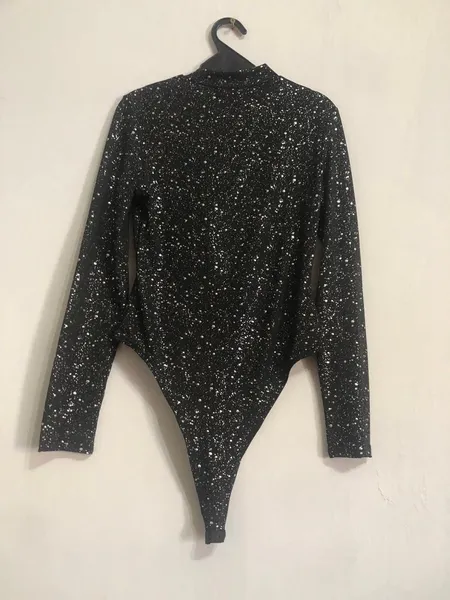 body preto com detalhes em prata.manga longa