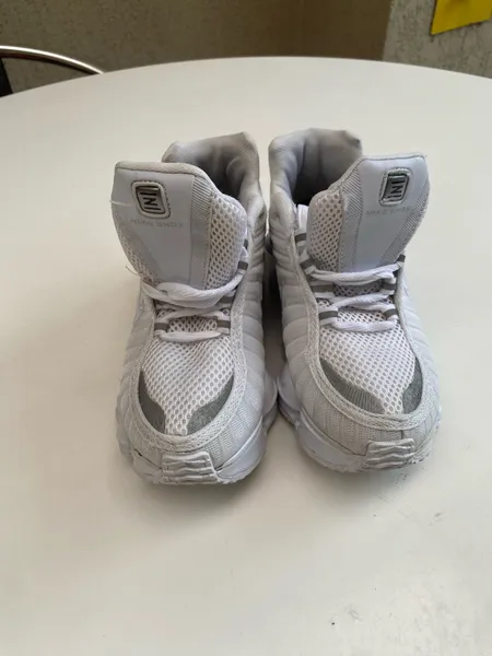 tenis branco com cinza