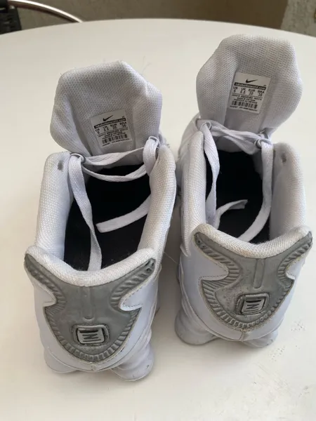 tenis branco com cinza