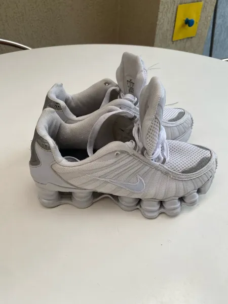 tenis branco com cinza